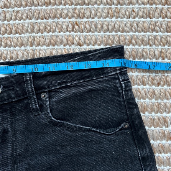 Abercrombie & Fitch 90s Relaxed Cutoff Short High Rise - Black Jean Shorts - Picture 4 of 5